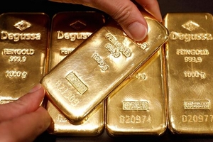 Giá vàng hôm nay (27/3) chạm đỉnh 5 tuần trước nguy cơ Mỹ trục xuất 60 nhà ngoại giao Nga