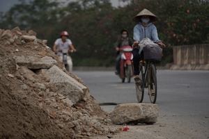 Phế thải 'ngáng đường' người dân trên Đại lộ Thăng Long