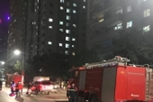 Cháy chung cư trong đêm, người dân hoảng loạn tháo chạy thoát thân