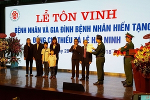 Vợ thiếu tá quân đội hiến tạng cứu 6 người: 'Em muốn trái tim anh vẫn đập, lá phổi của anh vẫn thở và đôi mắt ngời sáng theo dõi mẹ con em'
