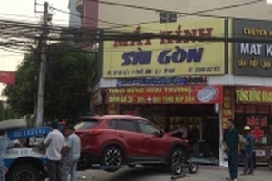 Vừa khai trương, tiệm mắt kính bị xế hộp tiền tỷ lao đến tông sập cửa