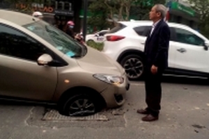 Sập hố ga, xế hộp mắc cạn trên phố Hà Nội