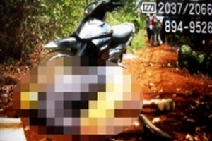 Người đàn ông cầm kim tiêm chết trong tư thế quỳ gối