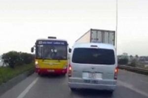 Tước bằng lái tài xế xe buýt đi ngược chiều trên QL