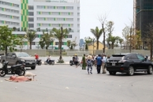 Lexus bất ngờ nổ lốp, người phụ nữ đi xe SH ngay cạnh tử vong