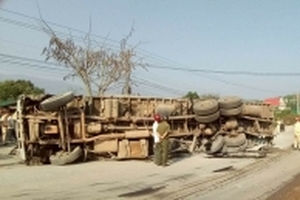 Xe tải húc 70m lan can cầu rồi 'nằm phơi bụng' trên đường