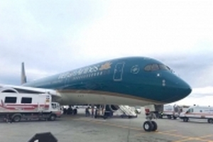 Máy bay hạ cánh khẩn xuống Romania để cứu hành khách co giật