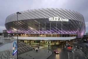 Nữ cổ động viên bóng đá bị cưỡng bức khi trận đấu đang diễn ra