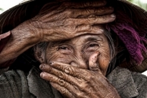 Tổng Bí thư Nguyễn Phú Trọng chọn ảnh cụ bà chèo đò ở Hội An để tặng Tổng thống Pháp