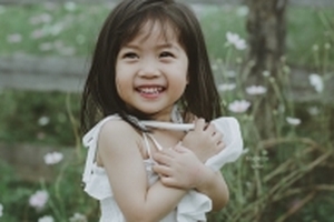 Ông bố bỗng dưng nổi tiếng vì 'cuồng' con gái hơn cả mẹ