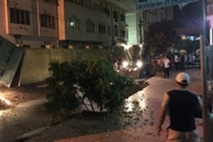 Hố 'tử thần' bất ngờ xuất hiện trước cửa nhà dân nuốt trọn 2 xe máy và 1 xe cẩu