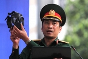 Bộ đội hướng dẫn người dân chung cư sử dụng mặt nạ phòng độc