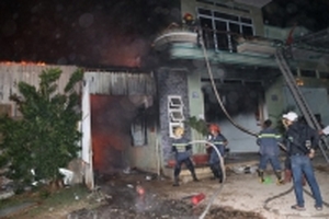 Cháy lớn kho điện tử ở Tháp Chàm, lan sang ba nhà lân cận