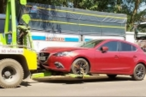 Người lái xe ôtô tông xe máy bốc cháy, đánh người quay phim là cán bộ CSGT?