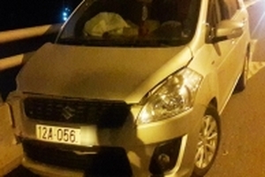 Hy hữu người đàn ông sống sót sau khi tông xe vào thành cầu rồi nhảy xuống sông