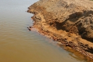 Nước sông ở Đà Nẵng đổi màu đỏ do dự án san lấp mặt bằng