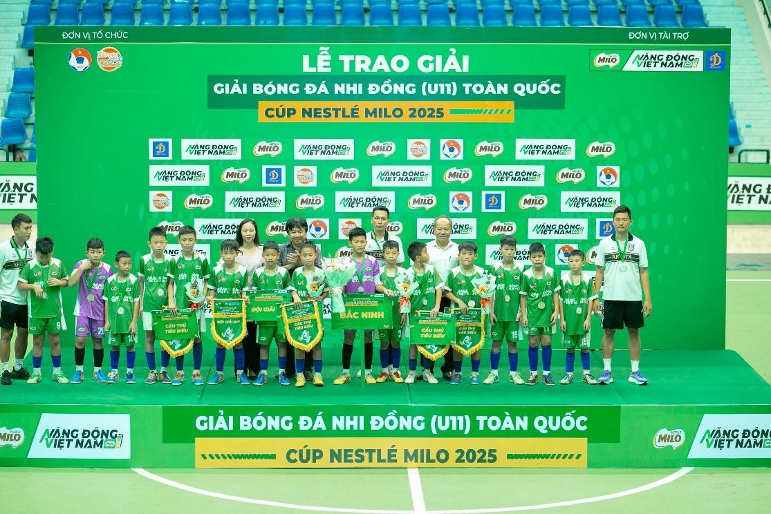 A group of people standing in front of a green banner

AI-generated content may be incorrect.