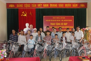 Hà Tĩnh: 20 chiếc xe đạp được trao cho học sinh nghèo