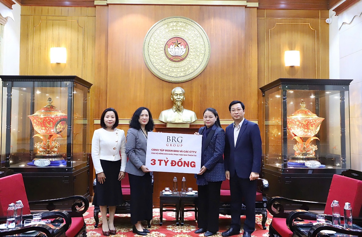 A group of people holding a sign

AI-generated content may be incorrect.