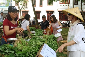 Phiên chợ organic “nói không với túi nilon”