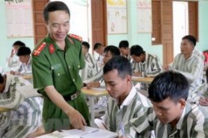 Video: Lớp học xóa mù chữ trong trại giam ở Gia Lai