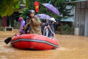 Công an Hà Giang huy động lực lượng hỗ trợ người dân trong vùng ngập lụt