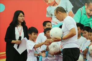 HLV Park Hang-seo 'gieo mơ ước' bóng đá cho trẻ em An Giang