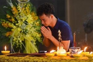 Nhiều nghệ sĩ Việt khóc khi viếng người mẫu Hà Nội qua đời ở tuổi 37