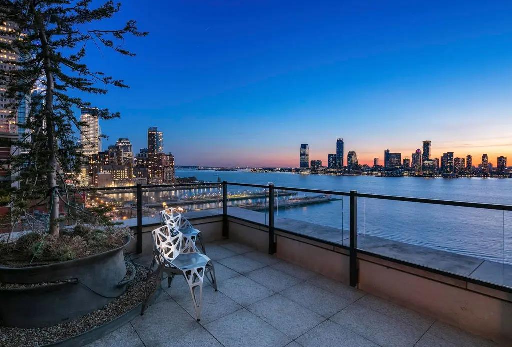 A balcony overlooking a city

AI-generated content may be incorrect.