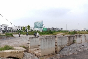 Dự án BT của Khai Sơn: Tuyến đường 3,8km vẫn ngổn ngang, biệt thự đã khang trang bán giá tiền tỷ?!