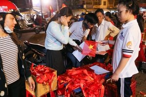 Bản tin Tiêu dùng ngày 28/8: "Vốn một lãi mười" khi bán đồ cổ vũ sau chiến thắng Olympic Việt Nam