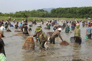 Hà Tĩnh: Hàng nghìn người dân tham gia lễ hội đánh bắt cá Đồng Hoa