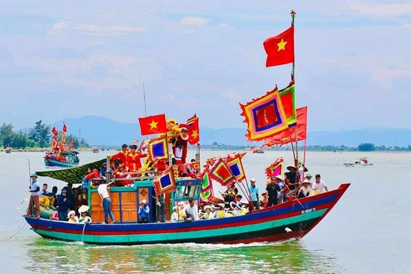 Phần hội được tổ chức sôi nổi với giải đua thuyền huyện Thạch Hà năm 2024.