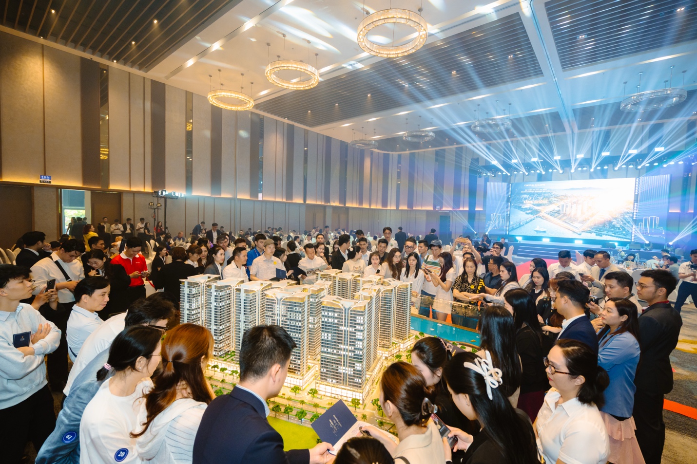 A group of people in a room

AI-generated content may be incorrect.