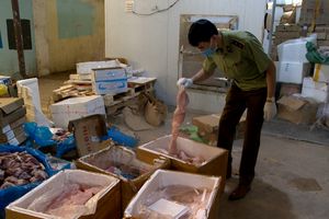 Cận cảnh hơn 6 tấn chân gà, tim lợn không rõ nguồn gốc bị thu giữ ở Hà Nội