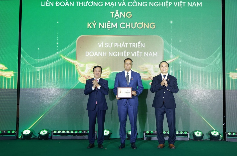 Ông Binu Jacob, Tổng Giám đốc Nestlé Việt Nam, Đồng Chủ tịch VBCSD, được VBCSD trao kỷ niệm chương ghi nhận đóng góp tích cực trong hành trình 15 năm thúc đẩy phát triển bền vững tại Việt Nam.