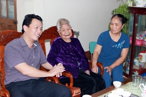 Bí thư Tỉnh ủy Hà Giang Đặng Quốc Khánh thăm, tặng quà nhân ngày "Quốc tế người cao tuổi" và ngày "Vì người nghèo"