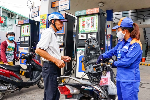 Giá xăng dầu đồng loạt giảm mạnh gần 800 đồng/lít