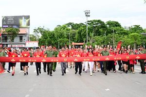 Sắc đỏ rực rỡ tại Hải Phòng trong “1 tỷ bước chân tiến vào kỷ nguyên mới”