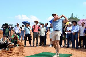 Cú swing đầu tiên của huyền thoại Greg Norman tại sân golf Văn Lang empire