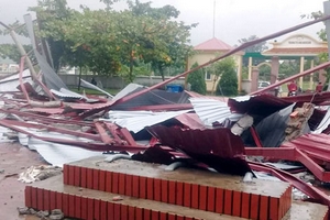 Thạch Hà - Hà Tĩnh: Nhà cửa, trường học ở xã Ngọc Sơn bị tốc mái do lốc xoáy trong đêm