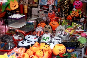 Hà Nội: Ngập tràn đồ chơi “ma quỷ” rùng rợn trước lễ Halloween