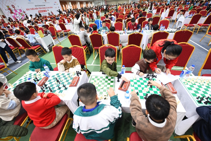 A group of kids playing chess

AI-generated content may be incorrect.