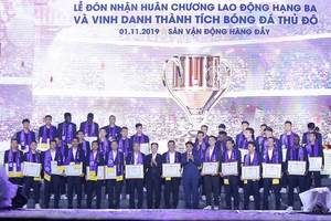 Hà Nội FC đón nhận huân chương lao động hạng Ba