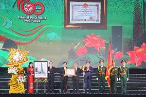 Thành phố Vinh đón Huân chương hạng Nhì trong lễ kỷ niệm 60 thành lập