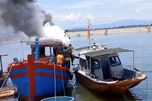 Hà Tĩnh: Đồn Biên Phòng Lạch Kèn dập tắt đám cháy tàu cá đang đậu ở biển