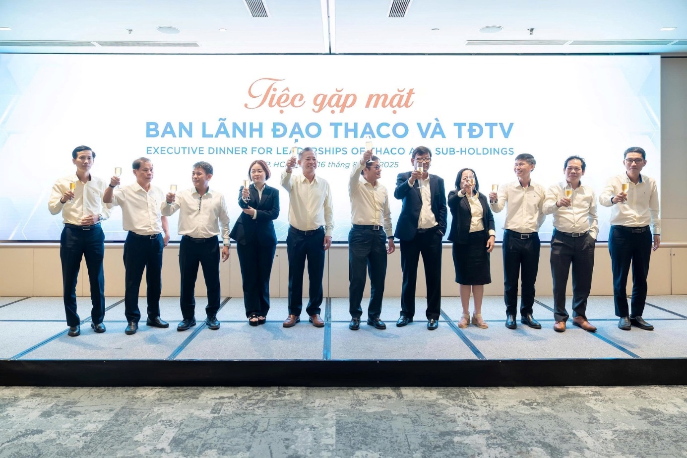 Ảnh 3: Ban lãnh đạo THACO và lãnh đạo các Tập đoàn thành viên nâng ly tại tiệc gặp mặt tối ngày 16/8