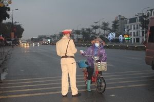 Phòng Cảnh sát giao thông Bắc Giang: Phát khẩu trang cho người tham gia giao thông