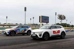 Mua xe, trúng xe… xịn hơn, khách hàng Việt choáng sau khi “xé túi mù” VinFast