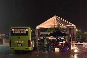 Hà Tĩnh: Dùng các phương tiện vận tải làm nơi trú mưa cho các chốt kiểm soát
